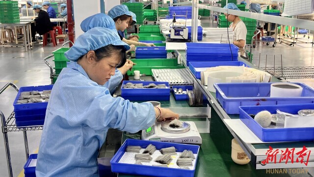 一企业用小小化妆刷“破圈” 湖南日报麻将胡了2试玩网站从沿海到内陆炎陵(图2)